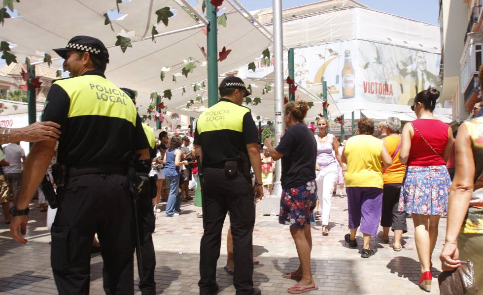 PolicÃas locales patrullan por la feria del centro de Málaga.
