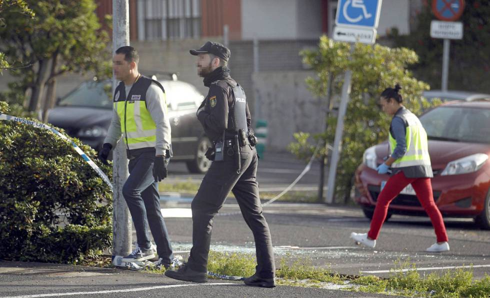PolicÃas nacionales en La Laguna (Tenerife).