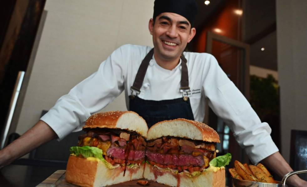 Patrick Shimada, chef do The Oak Door, no hotel Grand Hyatt de TÃ³quio, posa com o hambÃºrguer de trÃªs quilos que preparou em 1Âº de abril.
