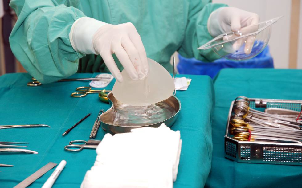 Una enfermera prepara una prótesis para su implante. 