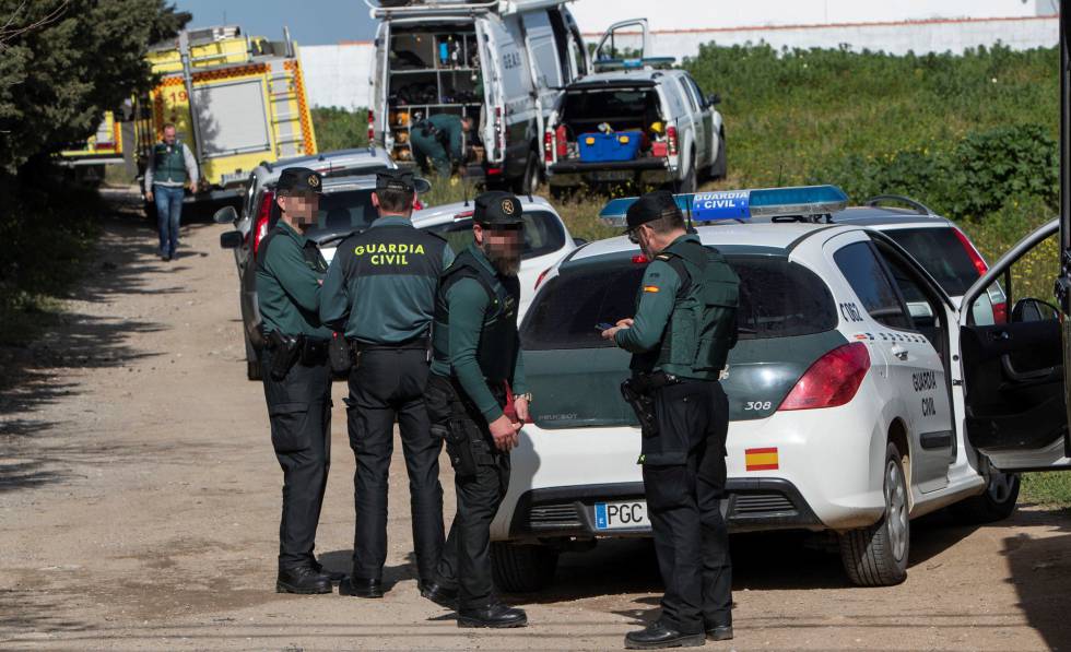 Agentes de la Guardia Civil investigan un caso en Chiclana de la Frontera. 