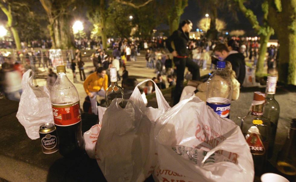 Miles de jóvenes participaron en un 'macrobotellón' prohibido en el parque de la Alameda de Santiago.