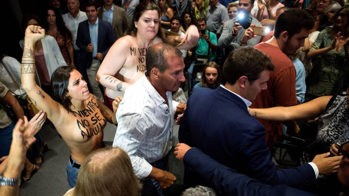 Rivera, sorprendido por una protesta de Femen.