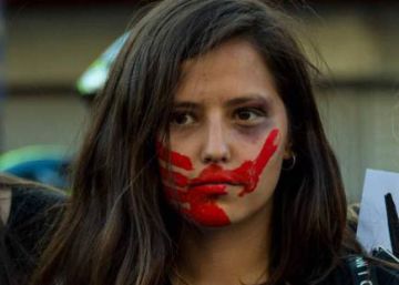 Jovenes chilenas sostienen pancartas contra la violencia de género en la marcha del 8-M pasado, en Santiago.