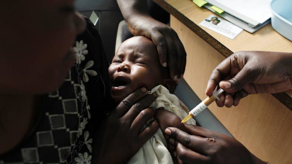 Un niño recibe la vacuna de la malaria en los ensayos del fármaco en Kenia.rn