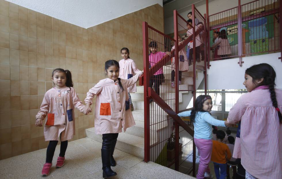 Alumnos del colegio público Montessori en la localidad catalana de RubÃ.
