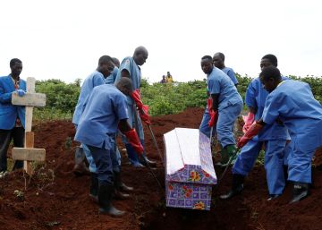 Trabajadores de Cruz Roja, el 28 de marzo durante el entierro de una mujer que murió por ébola en Butembo (República Democrática del Congo)