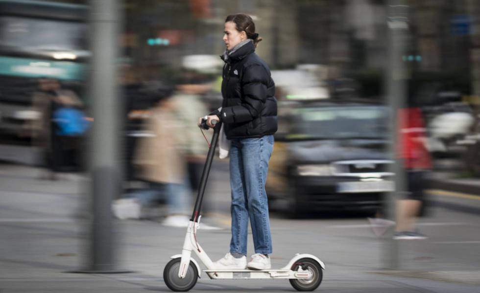 Una mujer se traslada en un patinete eléctrico, en una imagen de archivo