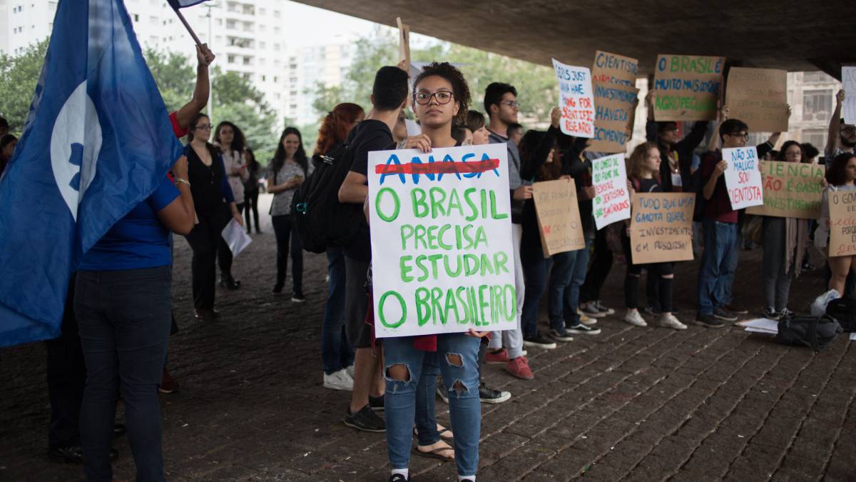 Serenna Perugia, estudiante de Meteorología en la Universidad de São Paulo, sostiene una pancarta en la que pone 