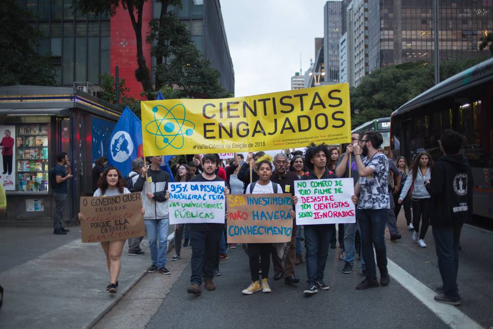 Estudiantes durante la manifestación contra las políticas de Bolsonaro en São Paulo.