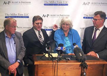 De izquierda a derecha: Alva Pilliod, el abogado Brent Wisner, Alberta Pilliod y el abogado Michael Miller, durante una conferencia de prensa en San Francisco.