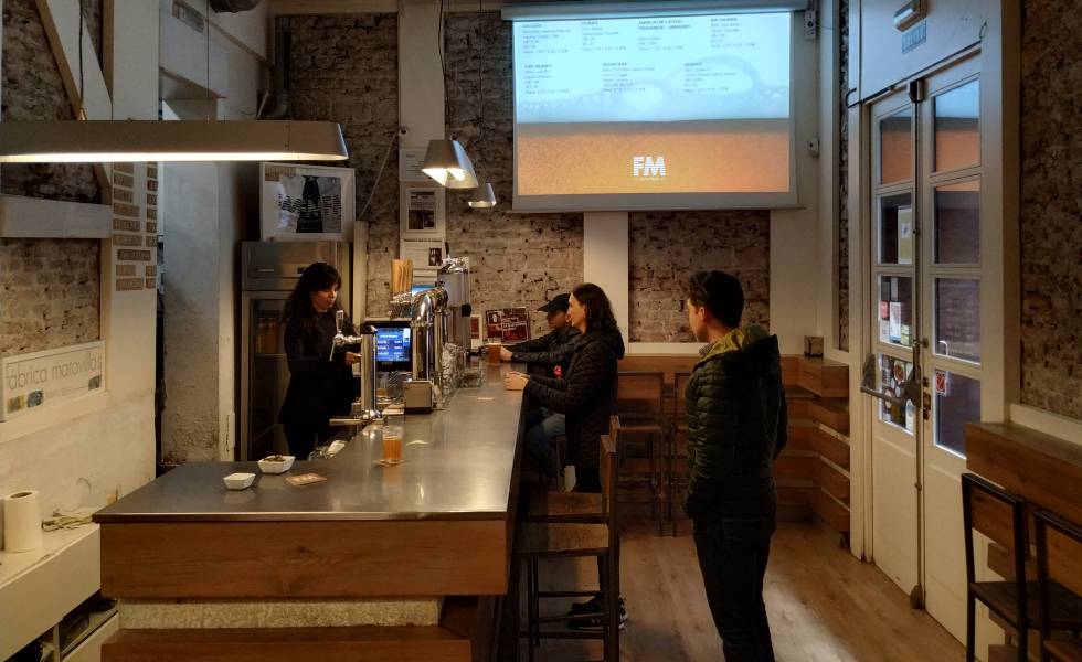 Varios clientes en la FÃ¡brica Maravillas, una 'brewpub' situada en pleno corazÃ³n del barrio de MalasaÃ±a (Madrid). 