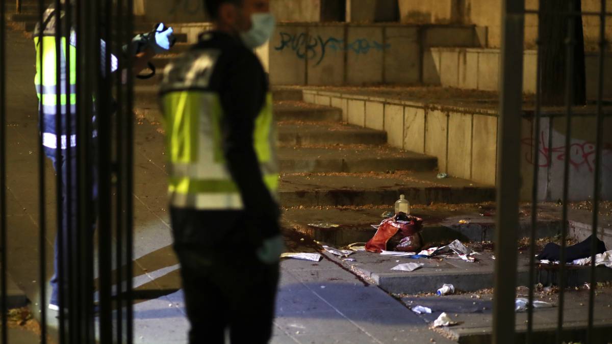 Un policía, en el lugar donde el hombre la apuñaló.