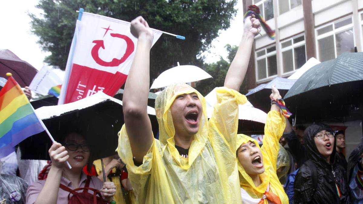 Activistas celebran la aprobación en Taipei.