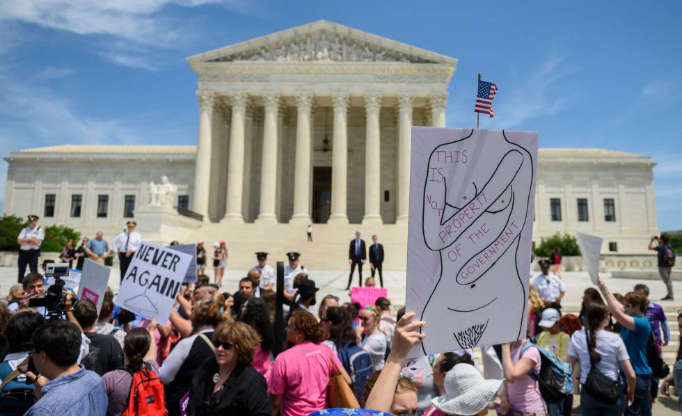 Activistas a favor del aborto se manifiestan fuera del Tribunal Supremo, Washington.