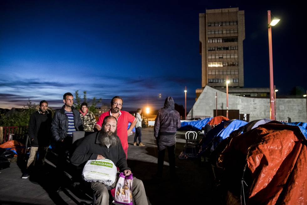 Juan Carollo, con barba, ante el Ayuntamiento de Vigo, junto a algunos hombres sin hogar en la Acampada Contra la Pobreza.