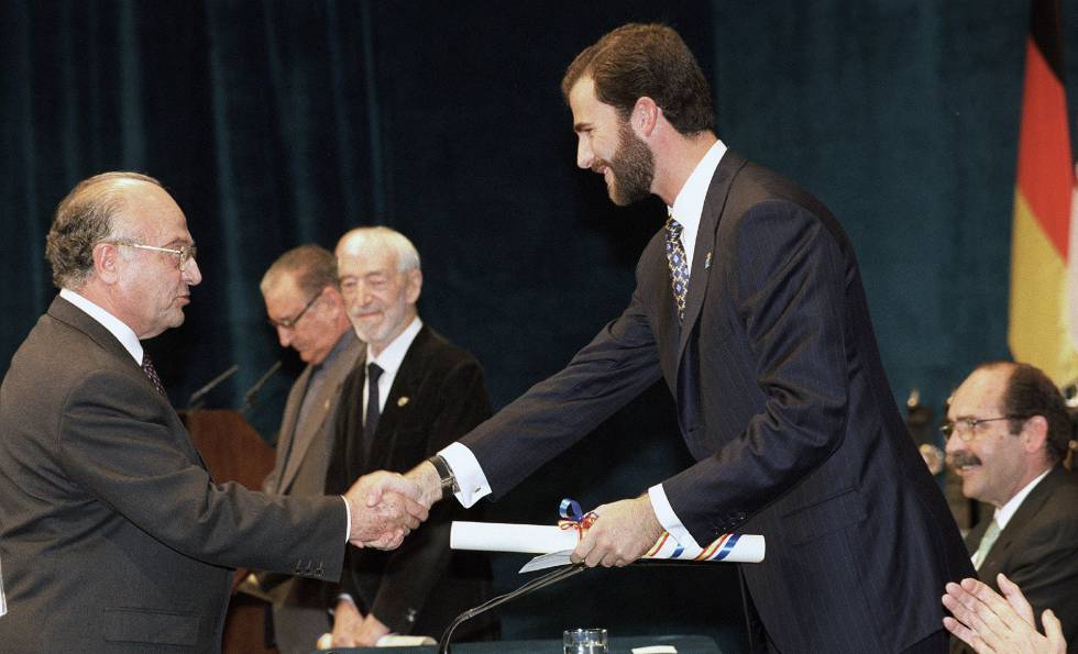 JoaquÃ­n Sanz Gadea (i.) recibe el Premio PrÃ­ncipe de Asturias de la Concordia 1998.