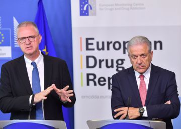 El director del Observatorio Europeo sobre Drogas, Alexis Goosdeel, junto al comisario de Interior, Dimitris Avramopoulos, en Bruselas, este jueves.