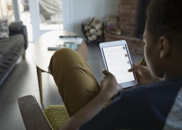 Un adolescente consulta una tableta. 