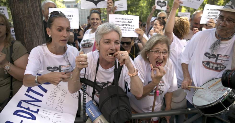 Afectados por el cierre de clinicas dentales IDental, en una manifestación en junio de 2018.