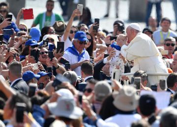 El papa Francisco besa a un bebé en su audiencia del último miércoles