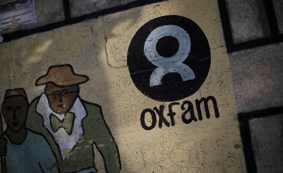 Logo de Oxfam en una pared de Puerto Príncipe, Haití.