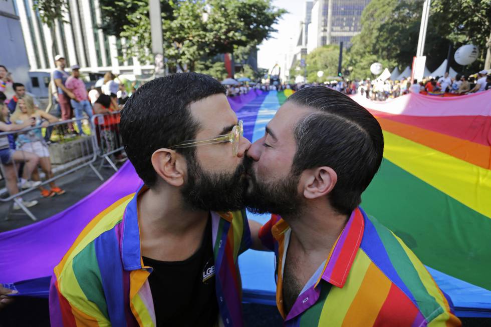 Una pareja se besa en el Orgullo gay de este domingo en SÃ£o Paulo. 