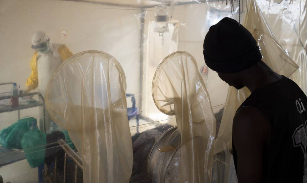 Un trabajador sanitario en un cubo en el Centro de Tratamiento de Ãbola de la ONG Alima, en Katwa (Beni, RDC).