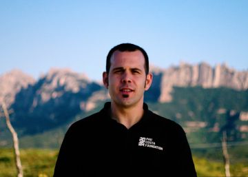 El bombero que aprende y enseña cómo evitar los incendios