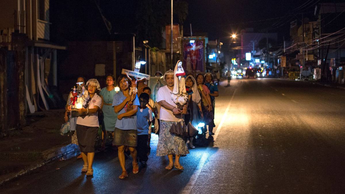 Filipinos católicos en Tacloban, en 2014.