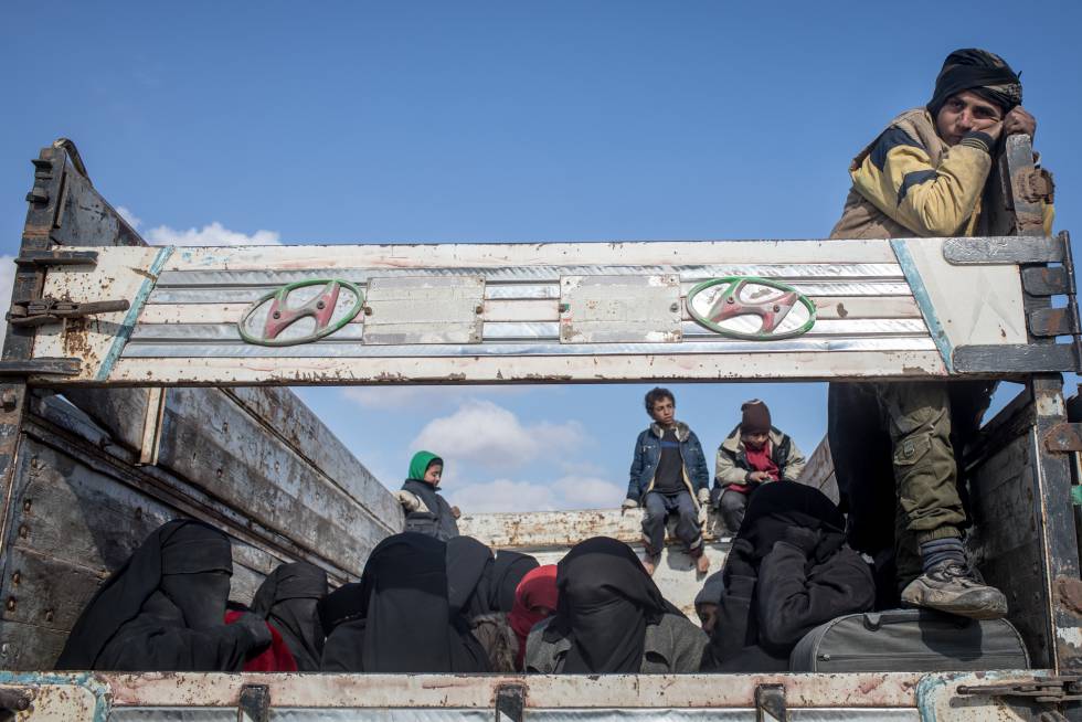 Mujeres y niñoS huyen de los combates de Baghouz (Siria)  en una ofensiva de las Fuerzas Democráticas Siria.