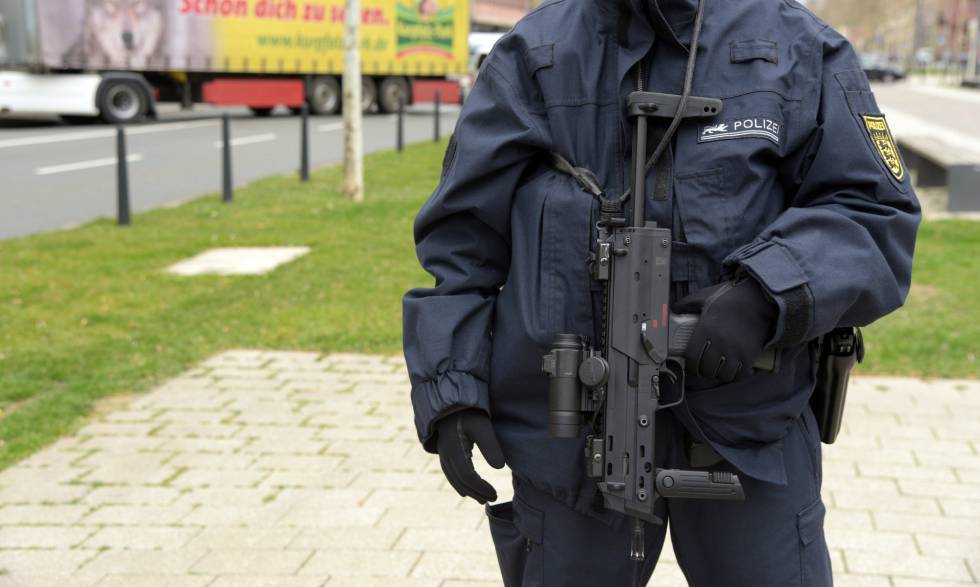 Un agente de la policÃa alemana realiza labores de vigilancia en Mannheim el pasado marzo.