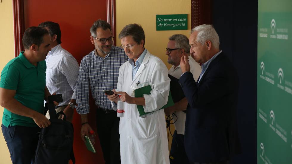 El portavoz del grupo de seguimiento del brote, José Miguel Cisneros, consulta su móvil.