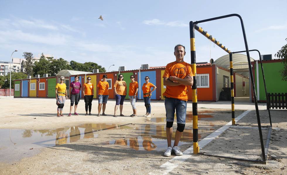 Juan Carlos Ponce, presidente del Ampa del colegio Ciutat de Cremona de Alaquàs (Valencia), formado por barracones, con varias madres de alumnos.