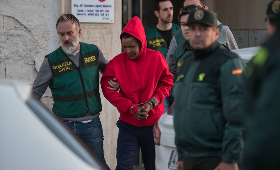 Ana Julia Quezada, a la salida de un registro en su casa en Puebla de VÃcar (AlmerÃa), en marzo de 2018.