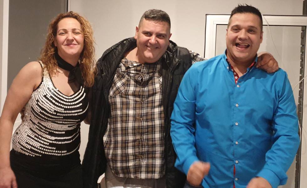 En la imagen Susana Cortes con sus hermanos francisco y Daniel Cortes, en la noche de Navidad 2018 en una foto cedida por la familia