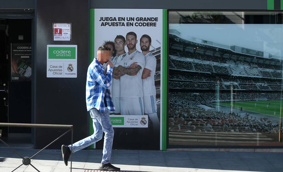 Un joven pasa por la puerta de un local de apuestas, este viernes en Madrid.