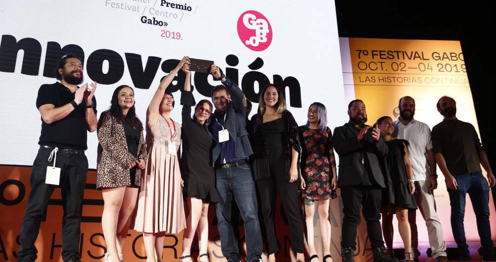 Miembros de seis medios de México y Venezuela al recibir el premio Gabo en la categoría Innovación
