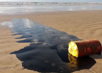 Un barril localizado en una playa de Barra dos Coqueiros, Sergipe, a finales de septiembre en una foto distribuida por las autoridades estatales.