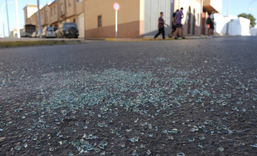Cristales rotos del coche de la madre del niño asesinado en El Ejido (Almería).