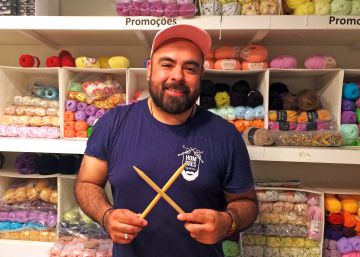 Hombres que tejen para reflexionar sobre la nueva masculinidad