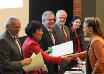 La ministra de Educación, Isabel Celaá, durante la entrega de diplomas de la Escuela de Periodismo UAMEL PAÍS. 