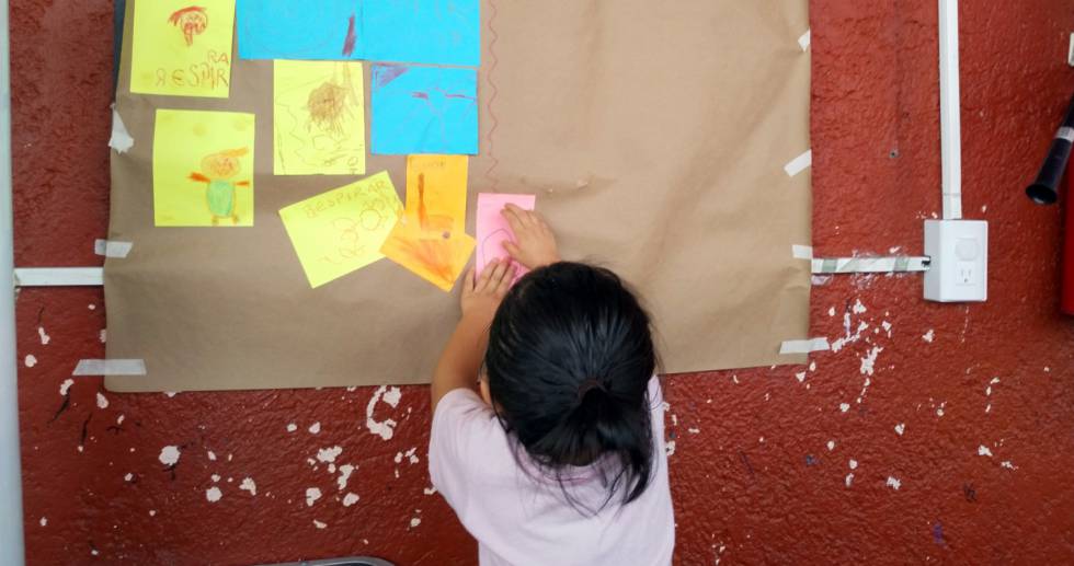 La hija de una víctima de violencia, durante una clase.