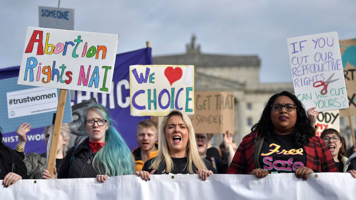 Manifestantes a favor del aborto, en Belfast.