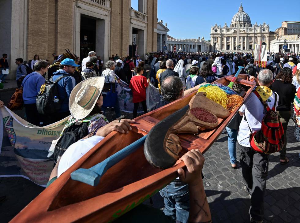 Un grupo de índigenas porta una escultura de una mujer embarazada en las jornadas en apoyo a la Amazonia en Roma.