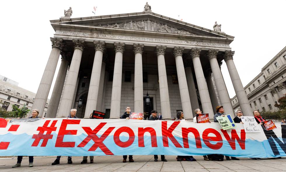 Protesta de activistas en los juzgados de Nueva York al inicio del juicio contra Exxon. Exxon lo sabía, dice el cartel en referencia al cambio climático. 