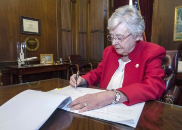 Un juez federal bloquea la draconiana ley contra el aborto en Alabama