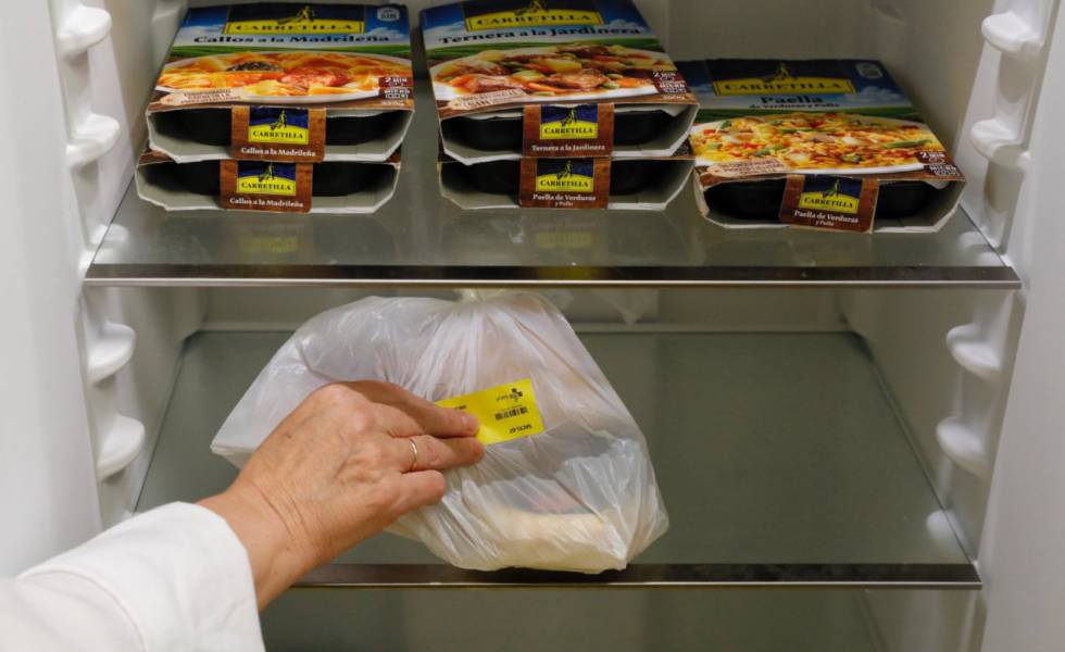 Un médico enseña los alimentos que se acumulan en un centro de salud de Valladolid. 