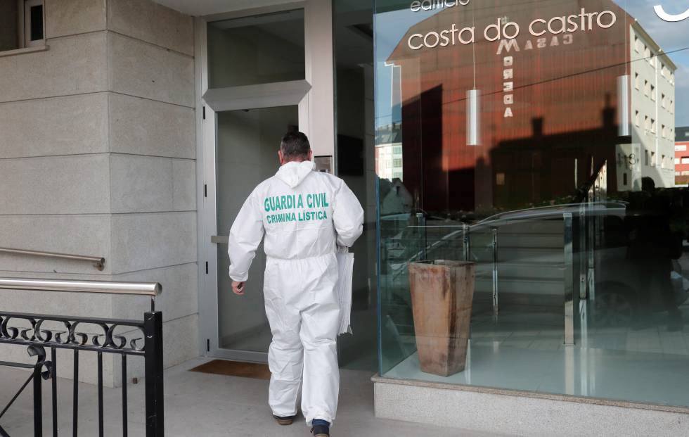 Un guardia civil entra, este pasado, en el edificio de Foz (Lugo) donde fue hallado el cadáver.