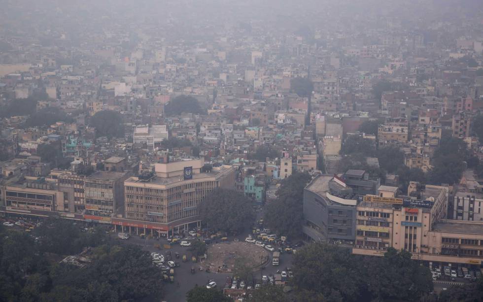 Nueva Delhi, cubierta de aire contaminado, durante el episodio de alerta del 1 de noviembre. A la izquierda, niños a la salida de un colegio de la capital, el pasado miércoles.
